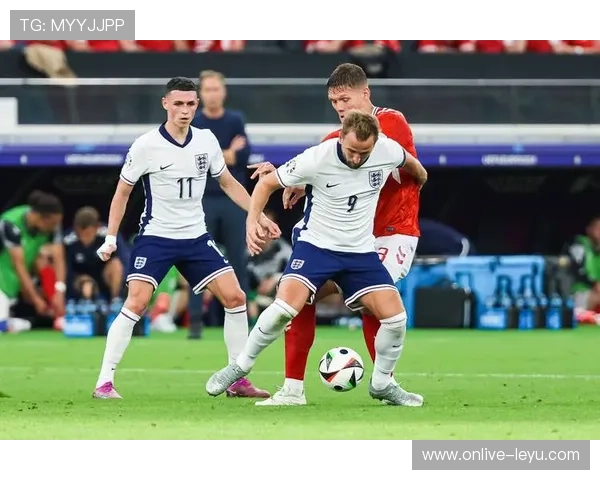 英格兰后卫里斯·詹姆斯:新赛季表现引发关注,成英格兰防线关键人物 英格兰后卫里斯·詹姆斯:新赛季表现引发关注,成英格兰防线关键人物